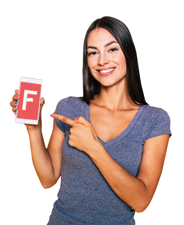 Mulher sorridente mostrando o app Fideleco em seu celular